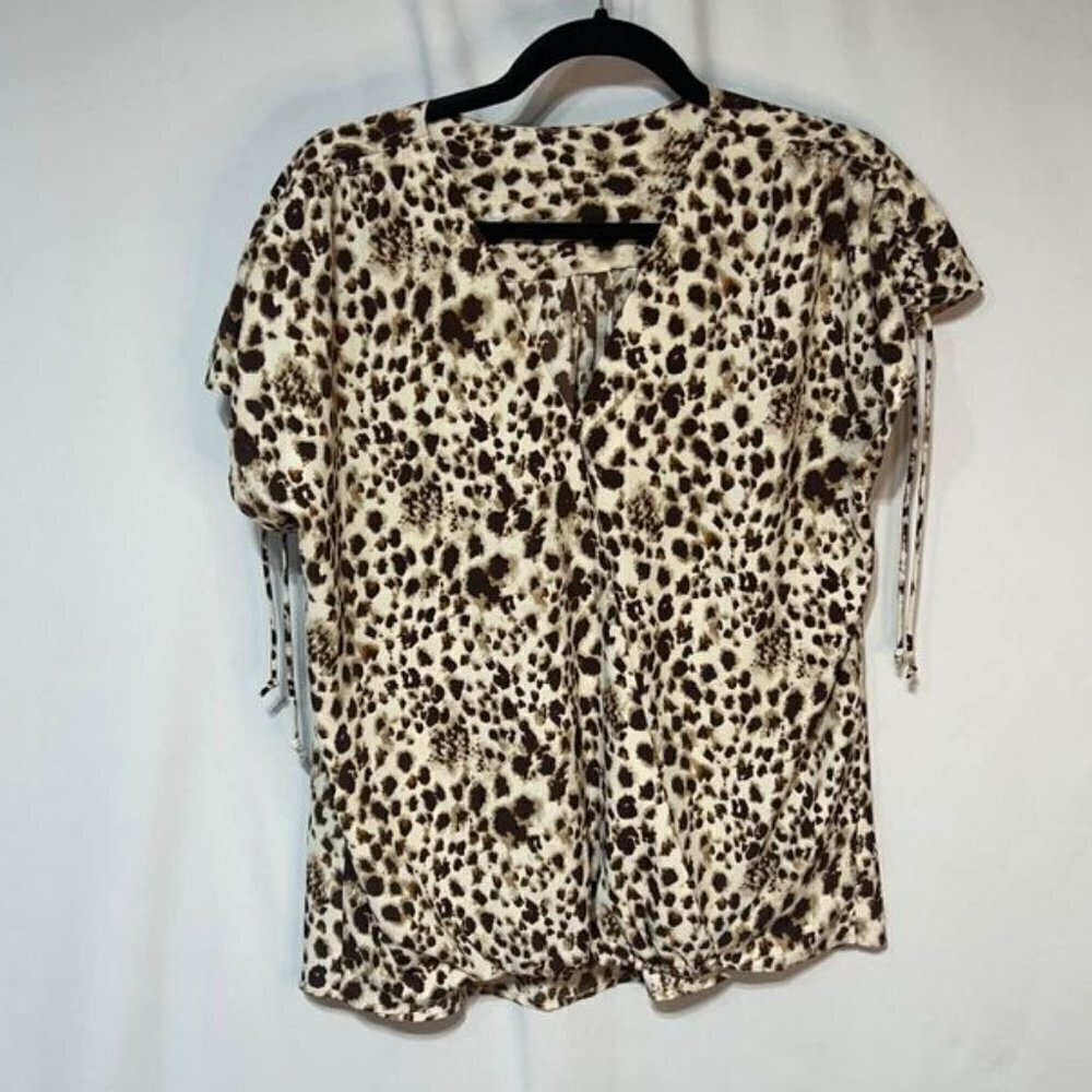 Woman’s animal print blouse. Elastic front, pull tie shoulders. Size L. Cross ov